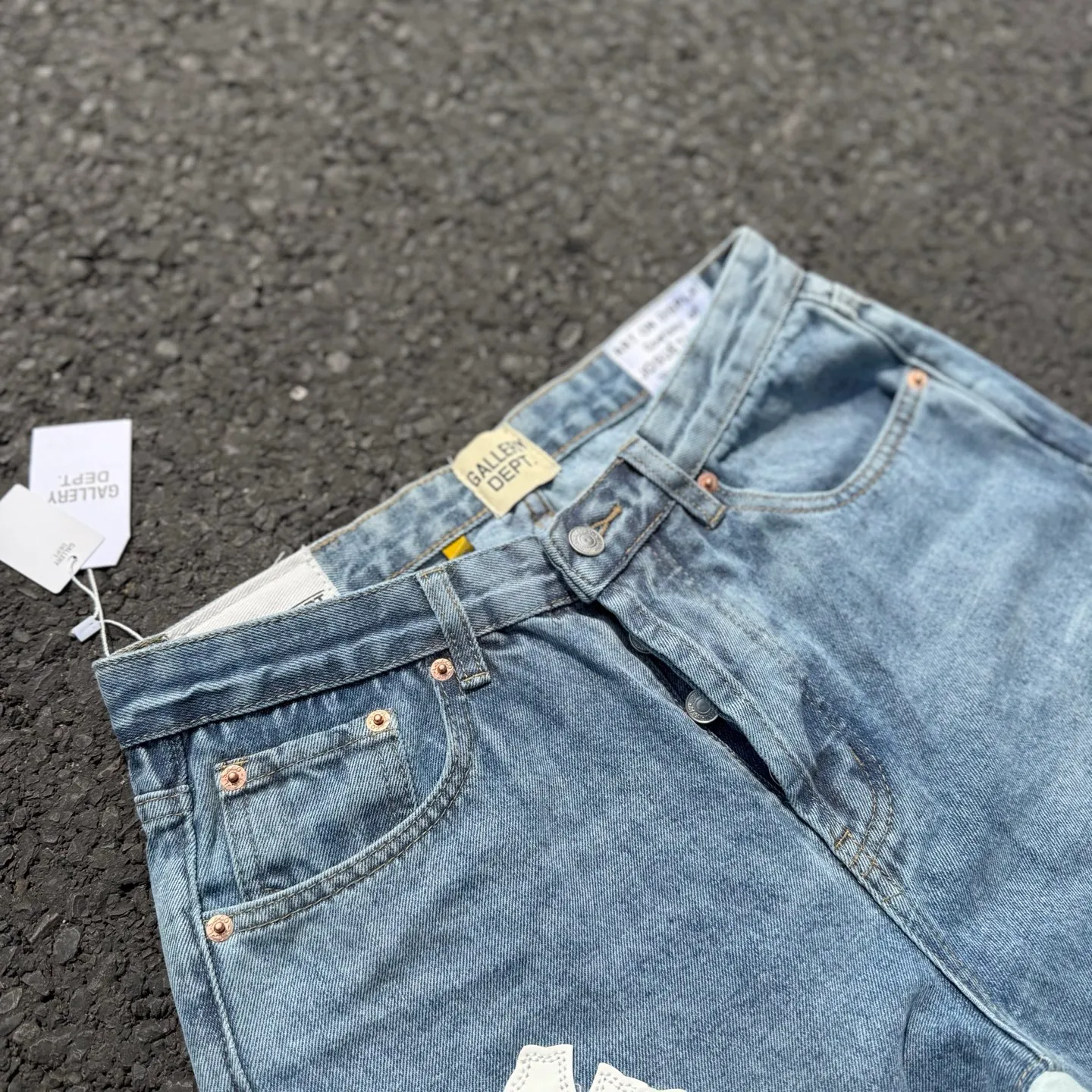 #8116 P260💰 Independent GALLERY DEPT. Vintage spliced cross loose washed flared jeans - truly restore the ultimate texture of Vintage - original hardware accessories, washed and other elevators, QR code analysis are all purchased from the original factory, high degree of restoration, welcome to compare with certain products ~ - three-dimensional version, loose and comfortable, not picky about the figure, taller and slimmer, factory Seiko, original quality control, same style for men and women, can be matched with couples, versatile recommendation, must-have jeans for all seasons -Size: 28 30 32 34 36